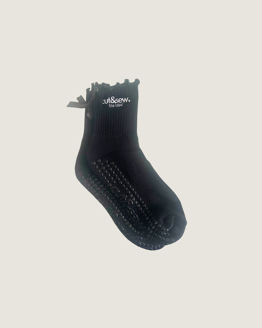 noir pilates grip socks